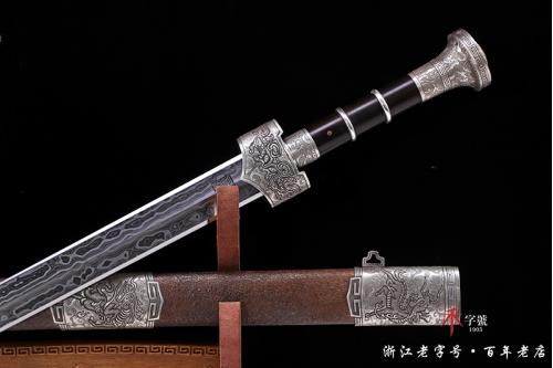 陨铁银装雕刻麒麟剑